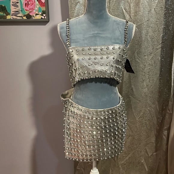 🌺SOLD🌺DEANDRA EMBELLISHED CHAINMAIL SKIRT AND TOP BUNDLE - Picture 4 of 7